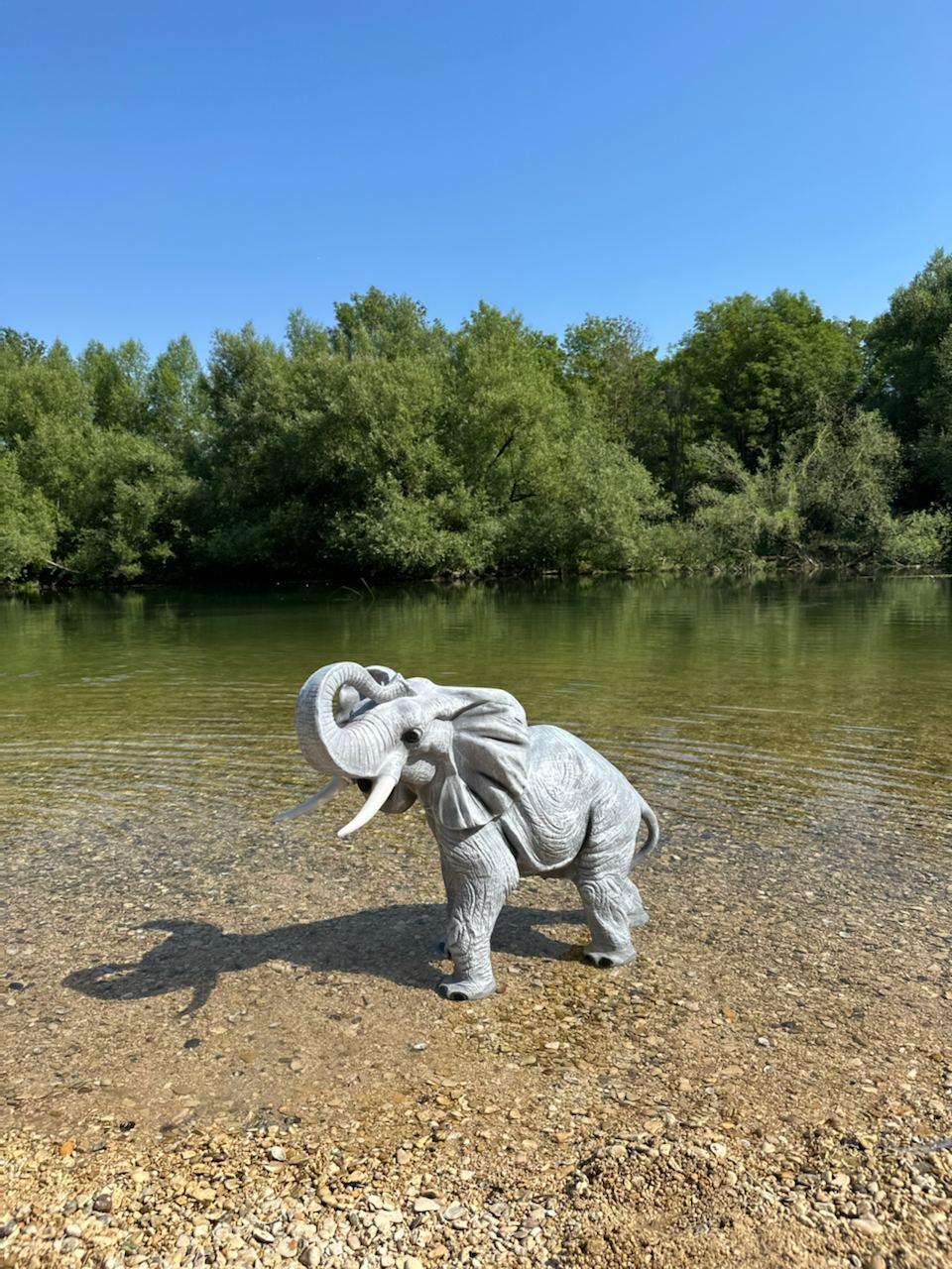 Sculpture, Elephant, Graffiti, Synthetic resin, multicolored, PU 1, L. 38 cm, W. 52 cm, H. 62 cm Sculpture, Elephant, Graffiti, Synthetic resin, multicolored, PU 1, L. 38 cm, W. 52 cm, H. 62 cm