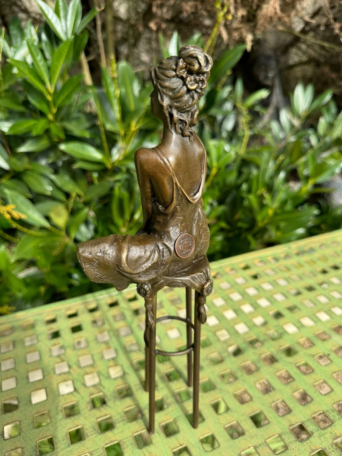 Sculpture Femme Souriante Assise 30cm Bronze