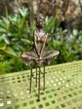 Sculpture Femme Souriante Assise 30cm Bronze